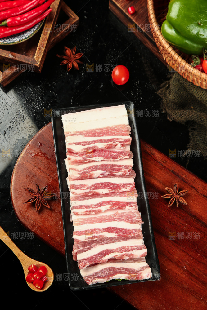 盘子里装着五花肉片