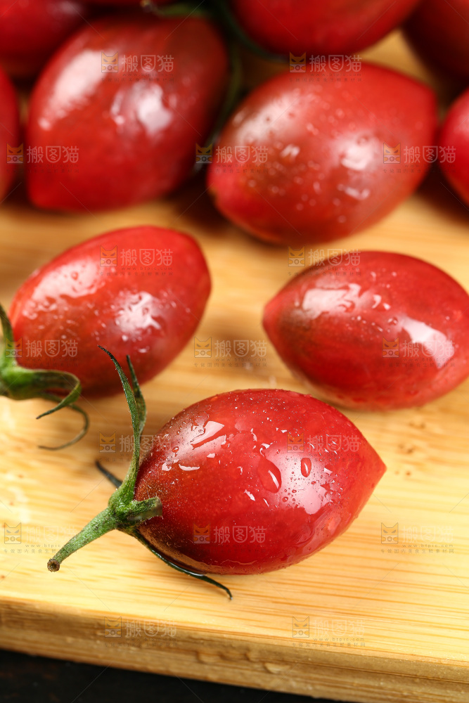 木板上放着小番茄
