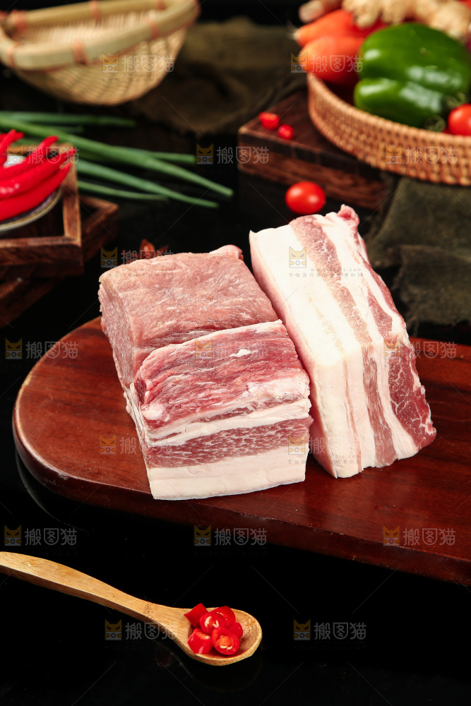 木板上放着五花肉