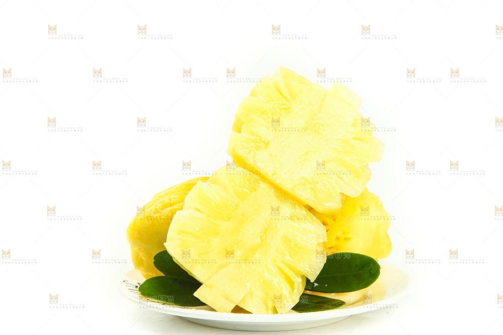 白底上放着一盘香水小菠萝