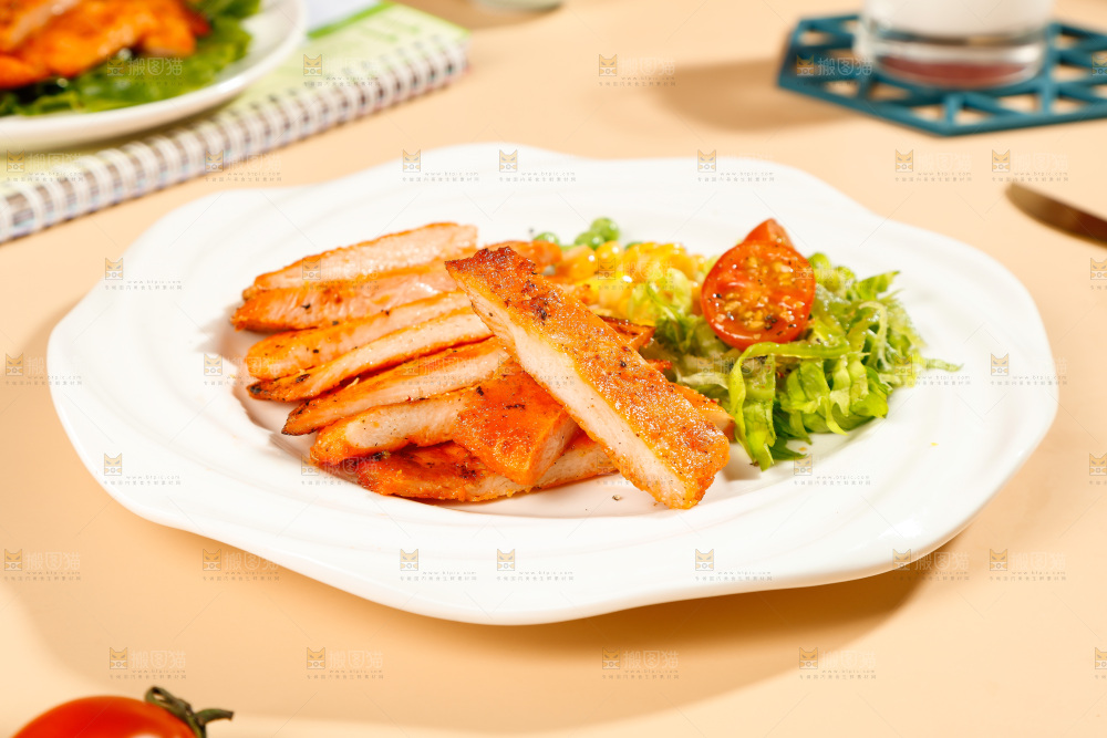 浅底上放着一盘鸡排肉