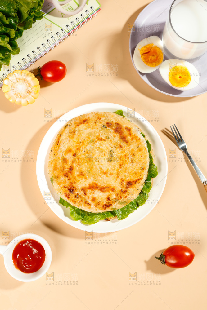 浅底上放着一盘手抓饼
