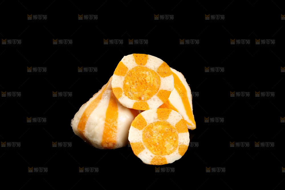 黑玻璃上的海胆丸