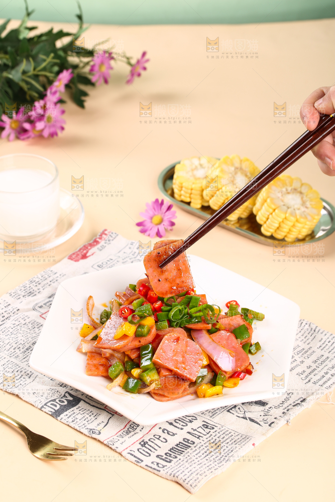 筷子上夹着午餐肉