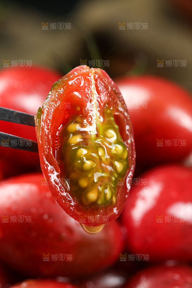 叉子上插着珠珠小番茄