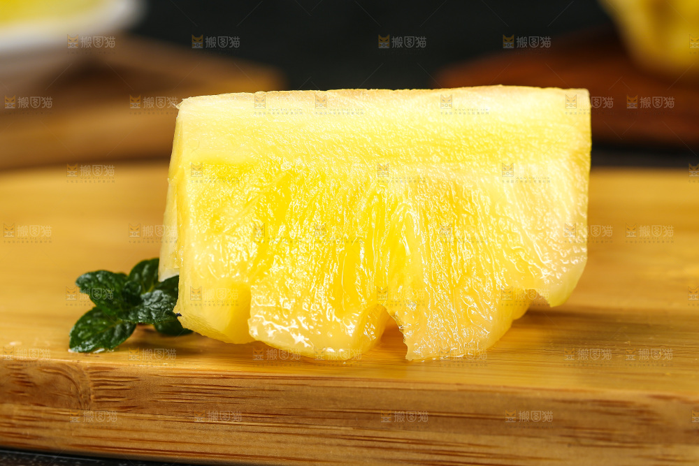 木板上放着去皮小菠萝切块