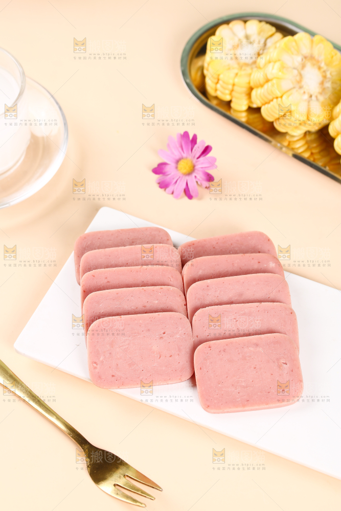 盘子里的午餐肉切片