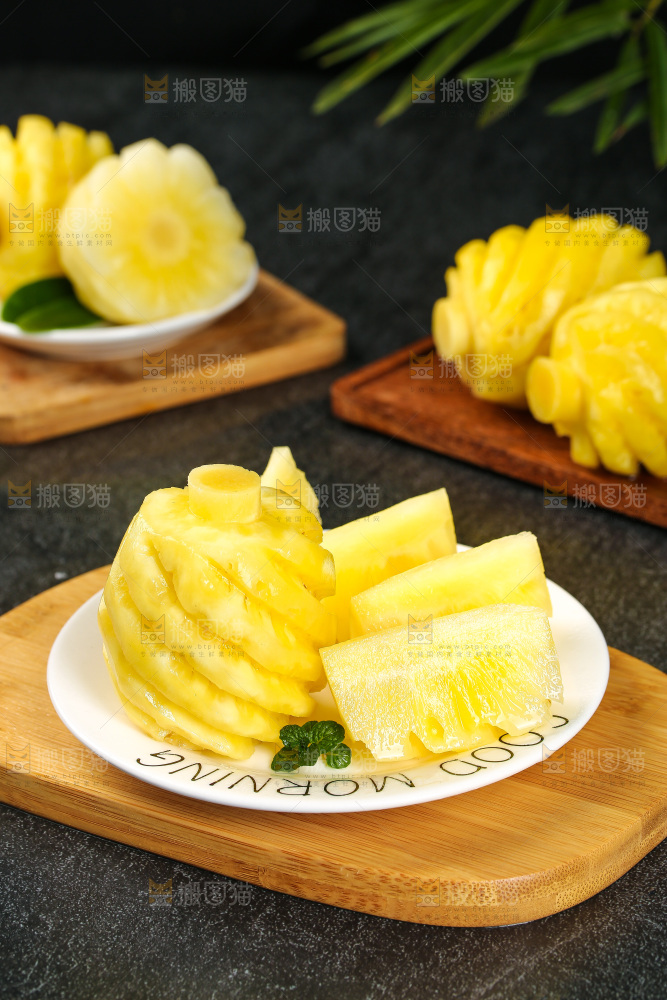 盘子里装着泰国小菠萝