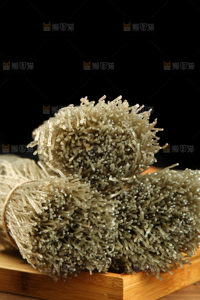 木板上放着红薯粉