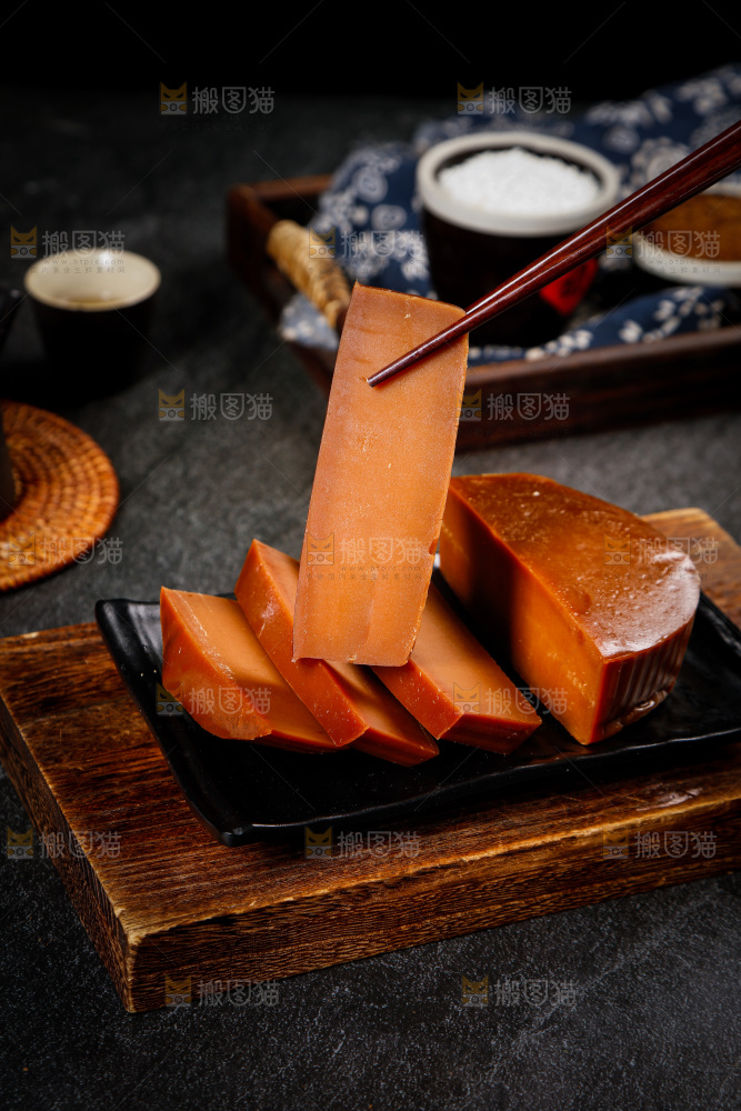 筷子上夹着年糕
