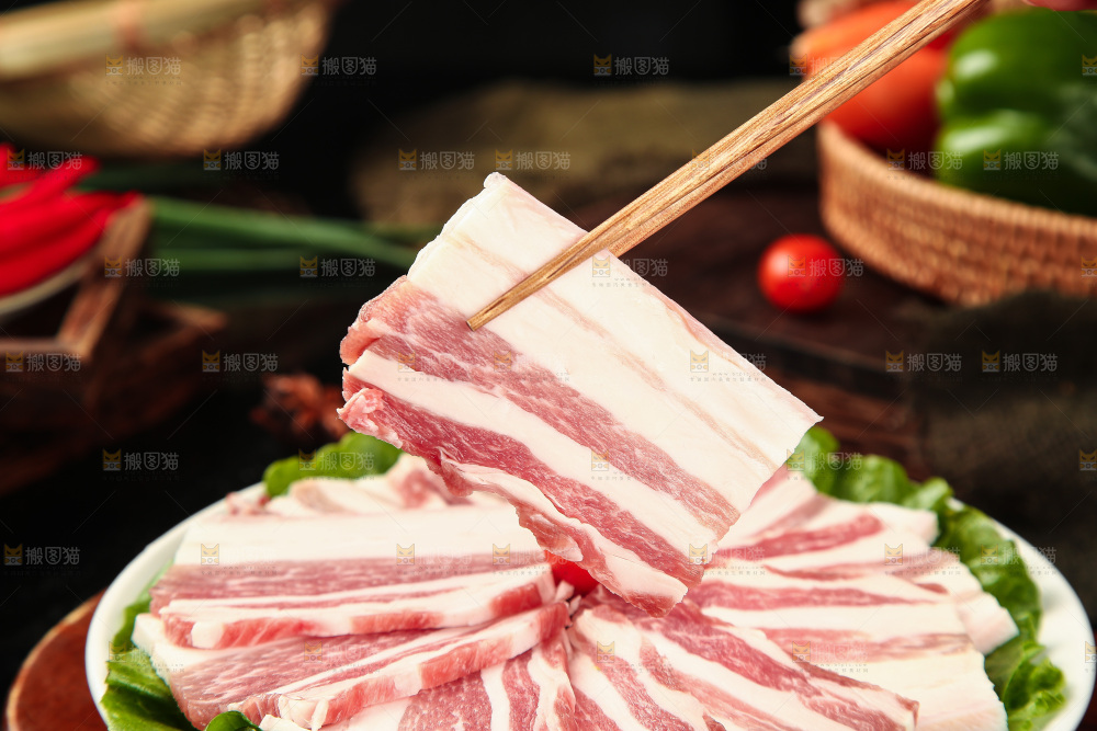 筷子上夹着猪肉