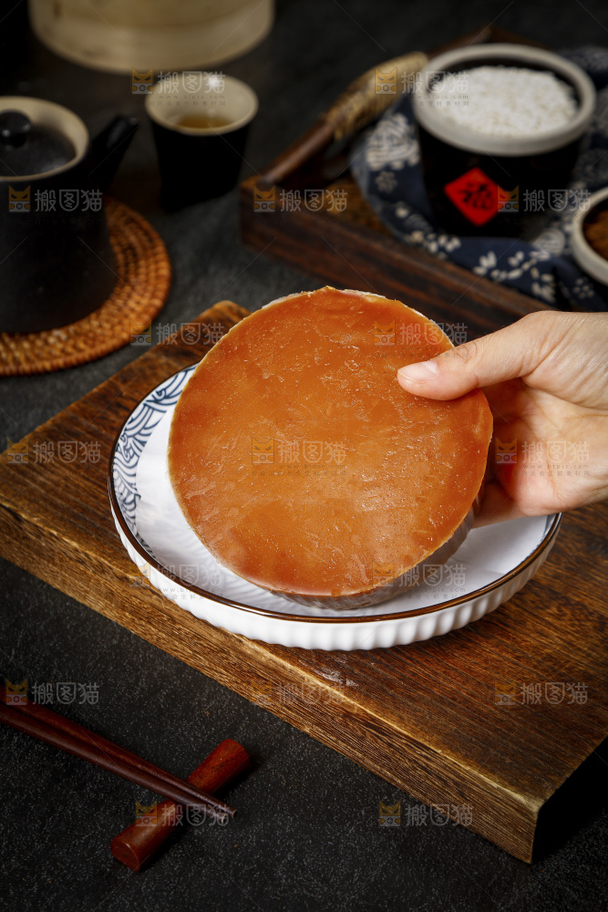 手里拿着广式年糕