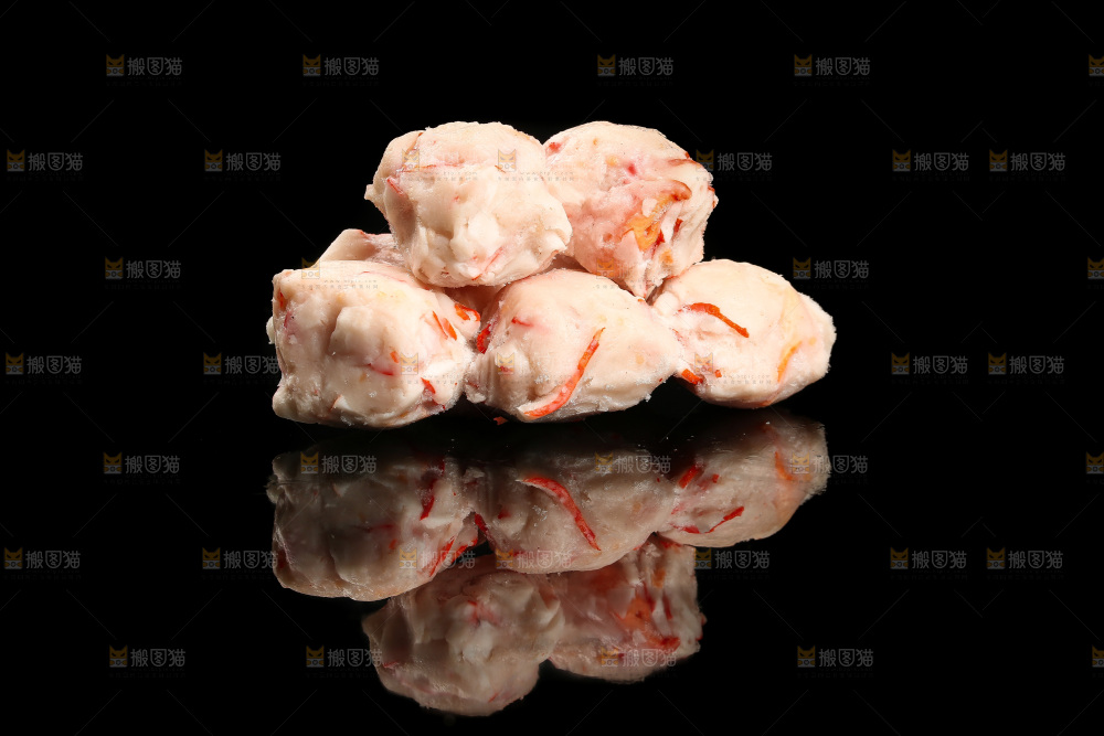 黑底上的龙虾球