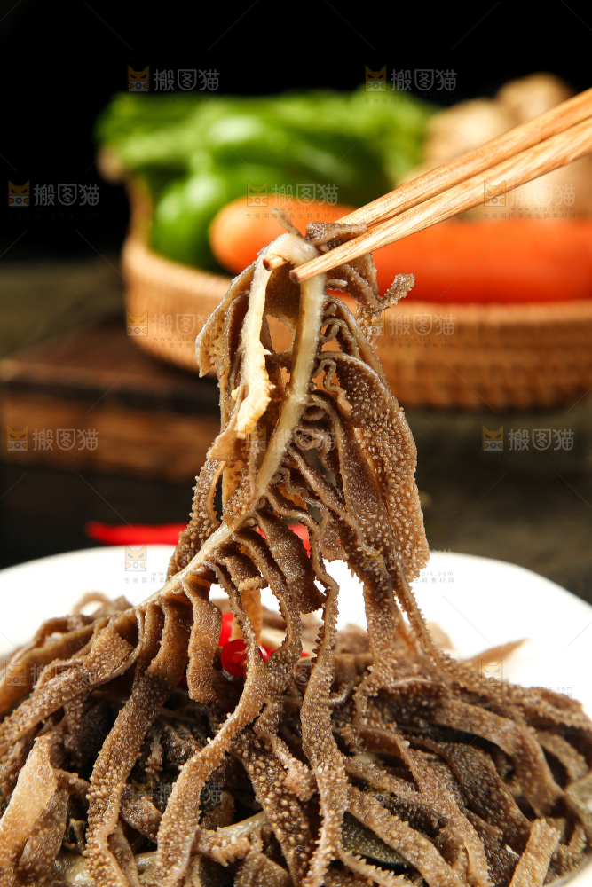 筷子上夹着牛百叶