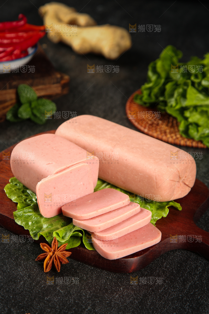 木板上放着午餐肉切片