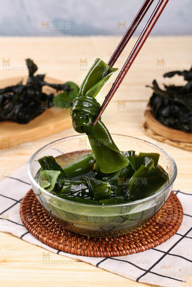 筷子上夹着泡发过的海带结