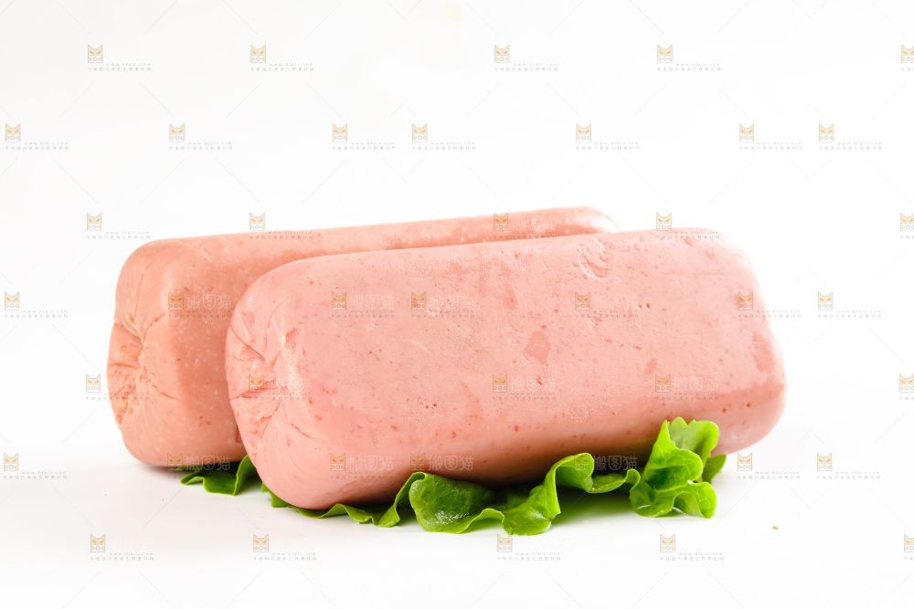 白底上放着午餐肉