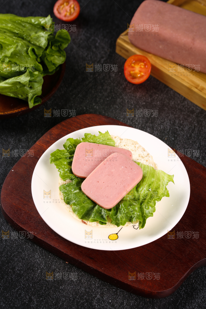 盘子里的火腿肠