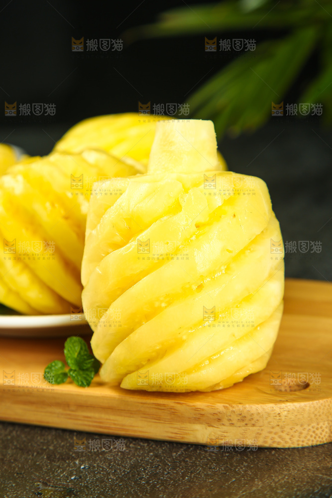 木板上的削皮小菠萝