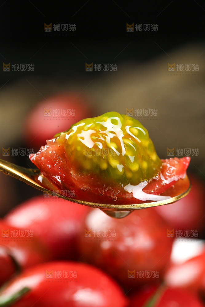 勺子里的小番茄果肉