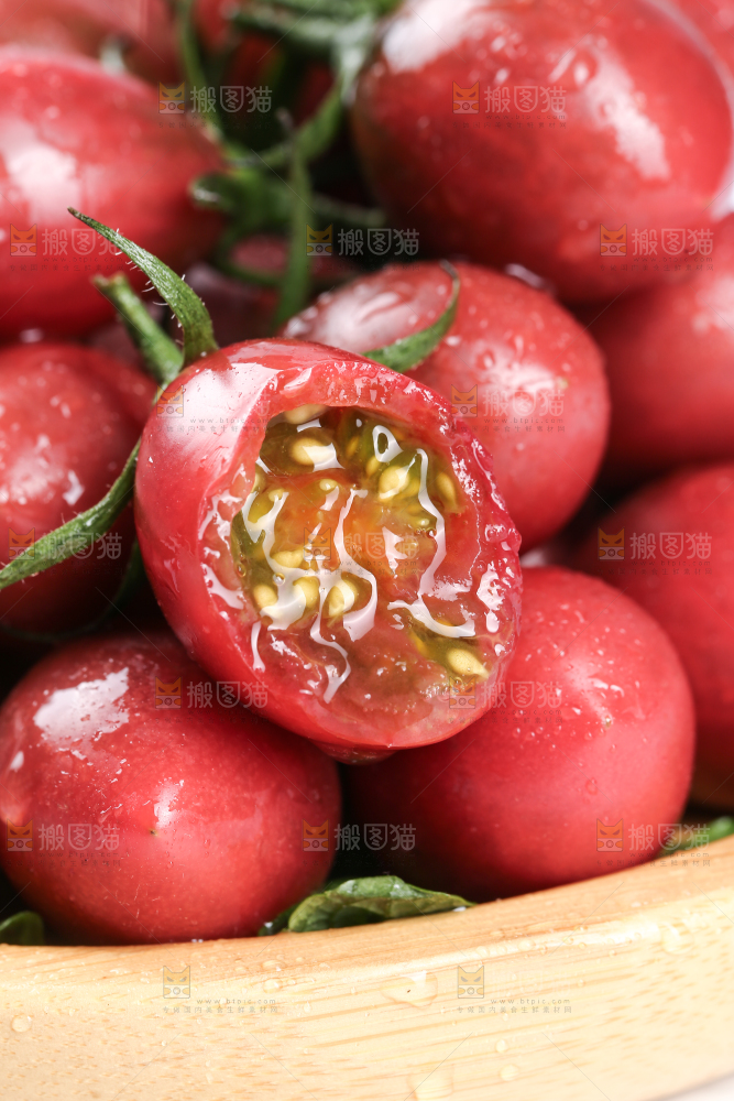 盘子里装着珠珠小番茄