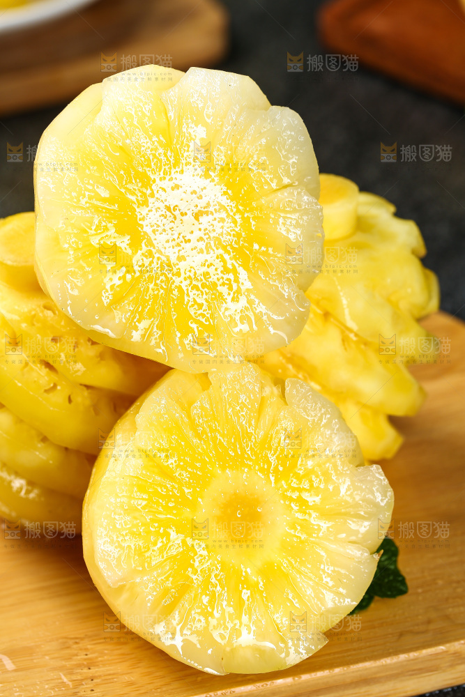 木板上的削皮小菠萝