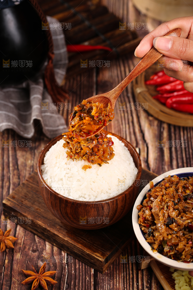 米饭上面放着外婆菜