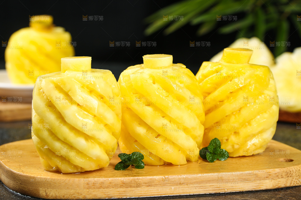 木板上的削皮小菠萝
