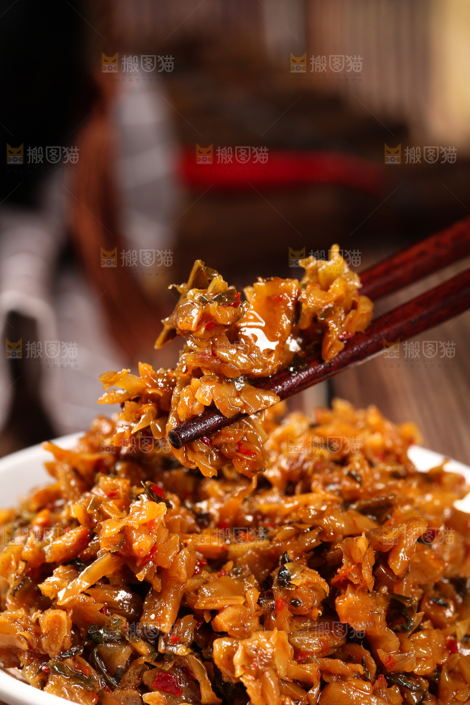 筷子上夹着湘西外婆菜
