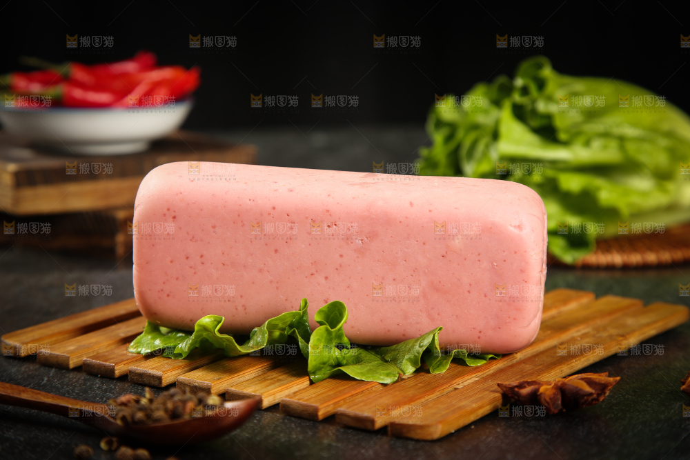 木板上放着火腿肠