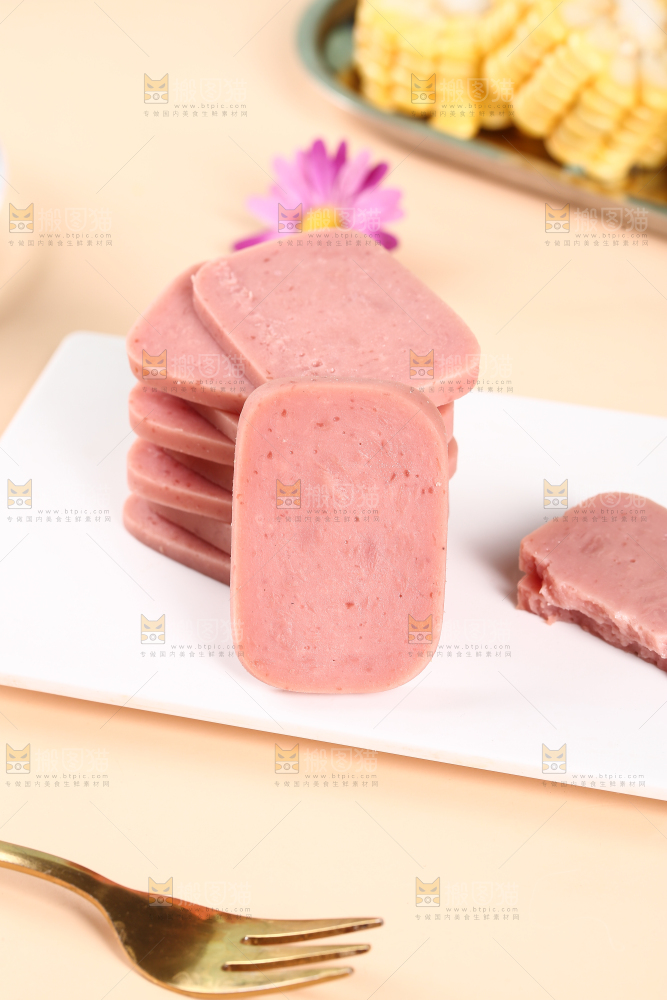 盘子里切片的午餐肉肠