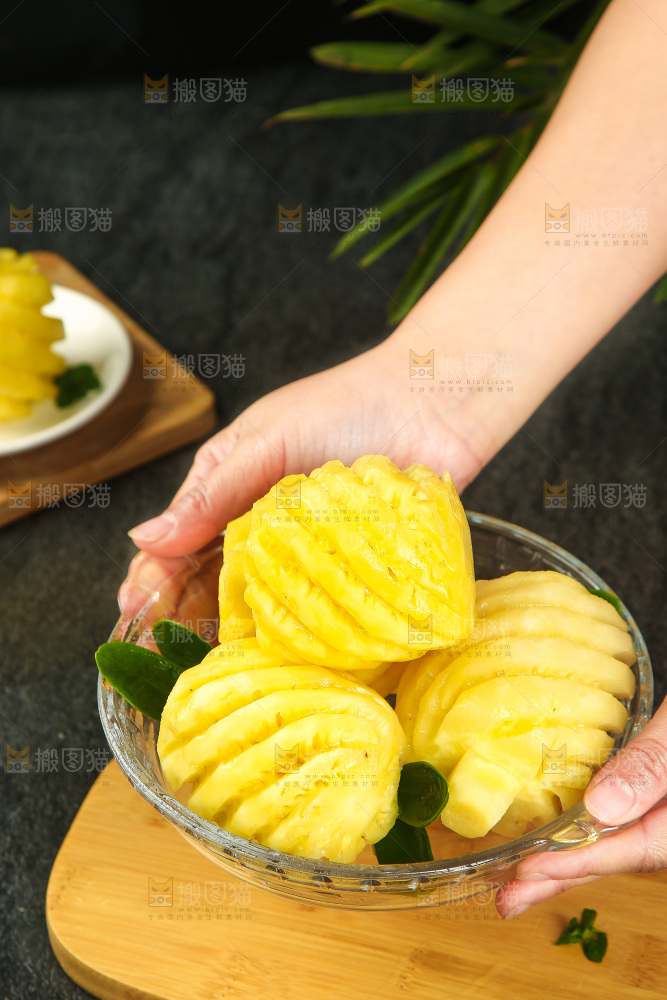碗里装着去皮小菠萝