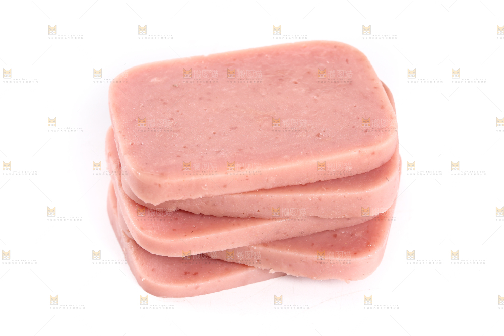 白底上放着切块的午餐肉
