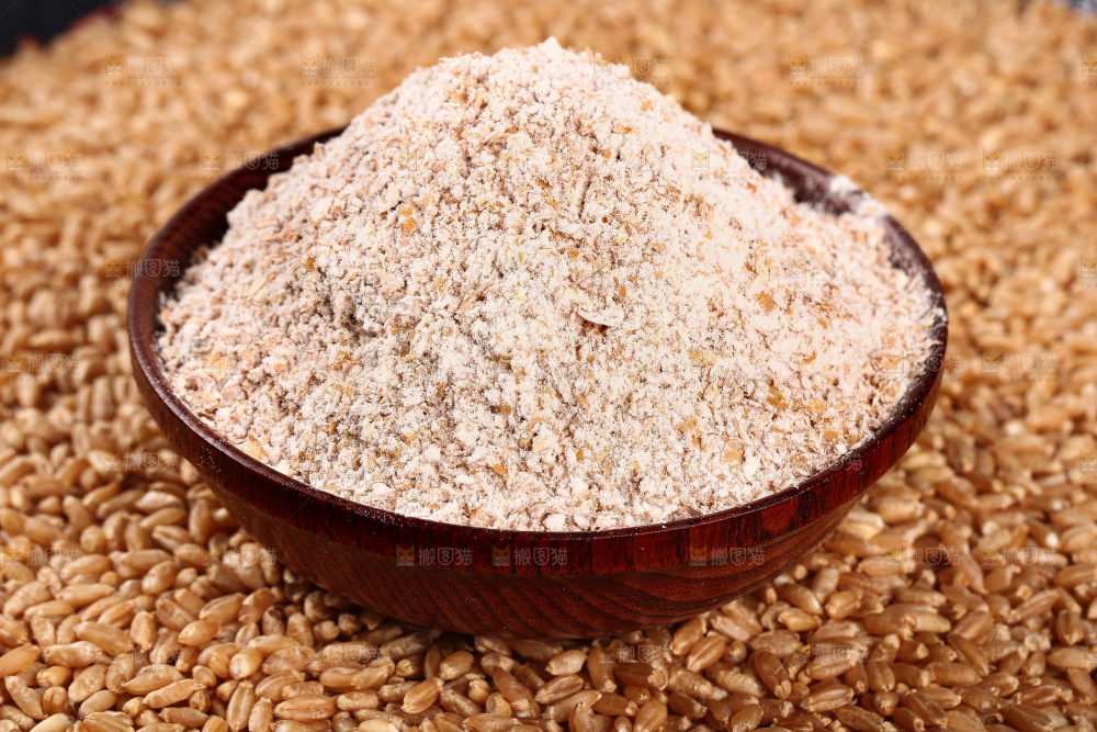 小麦上放着黑全麦粉
