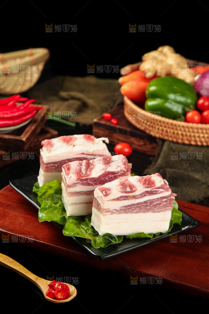 木底上放着一盘五花腊肉
