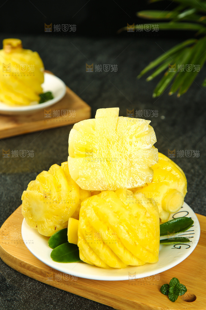 碗里装着去皮小菠萝