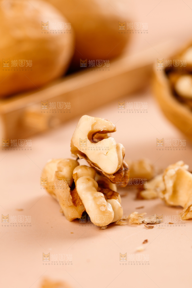 浅底上放着核桃仁