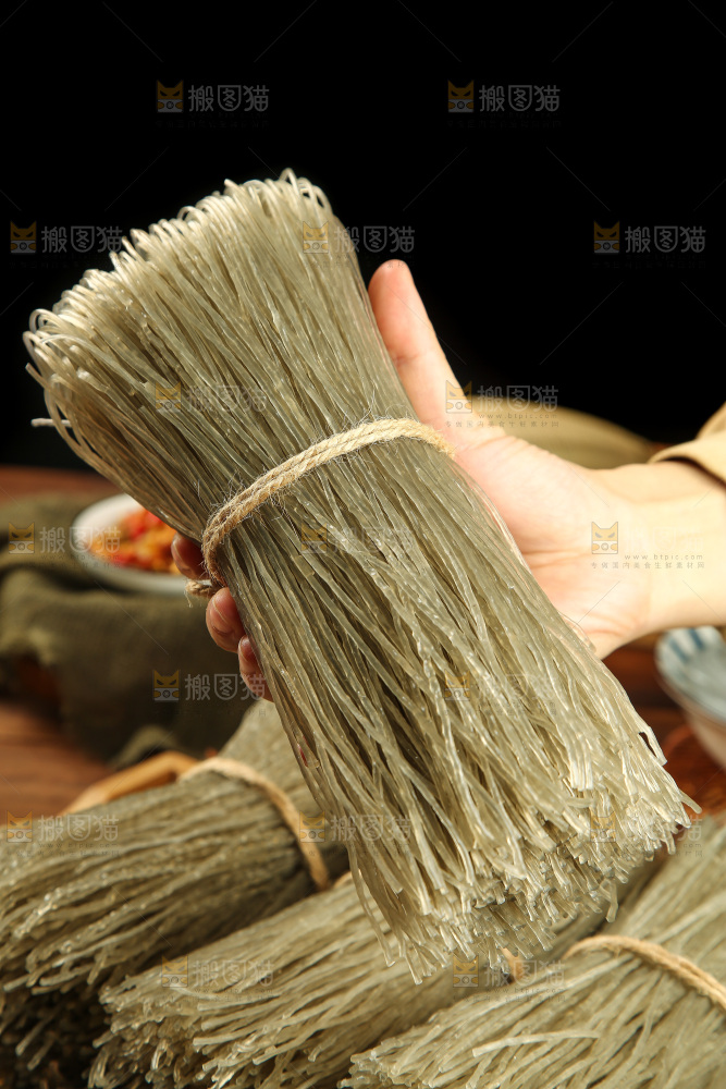 手里拿着红薯粉条