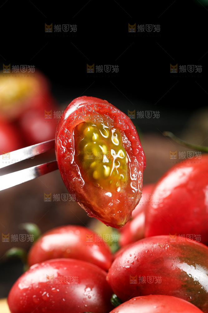 叉子上叉着小番茄