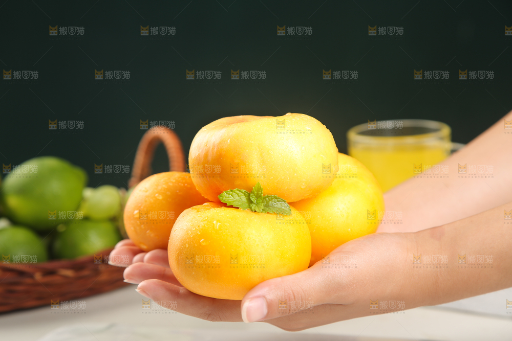 手里捧着的黄蟠桃