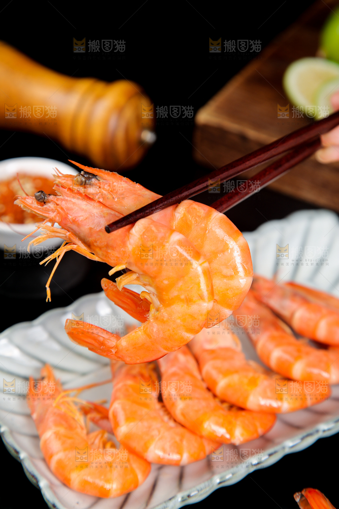 筷子上夹着白灼对虾