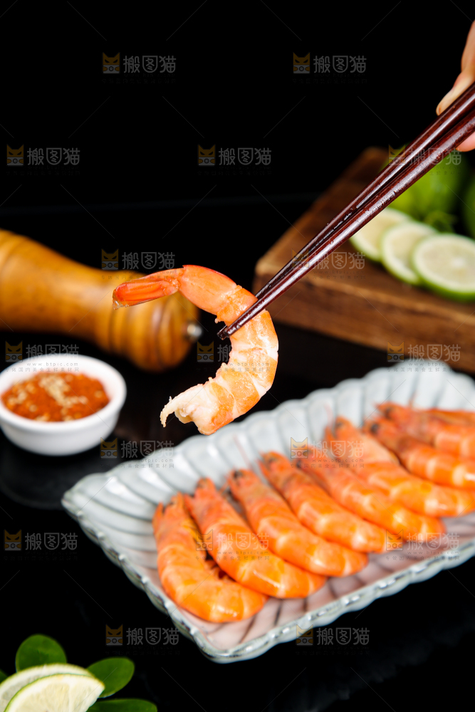 筷子上夹着白灼对虾