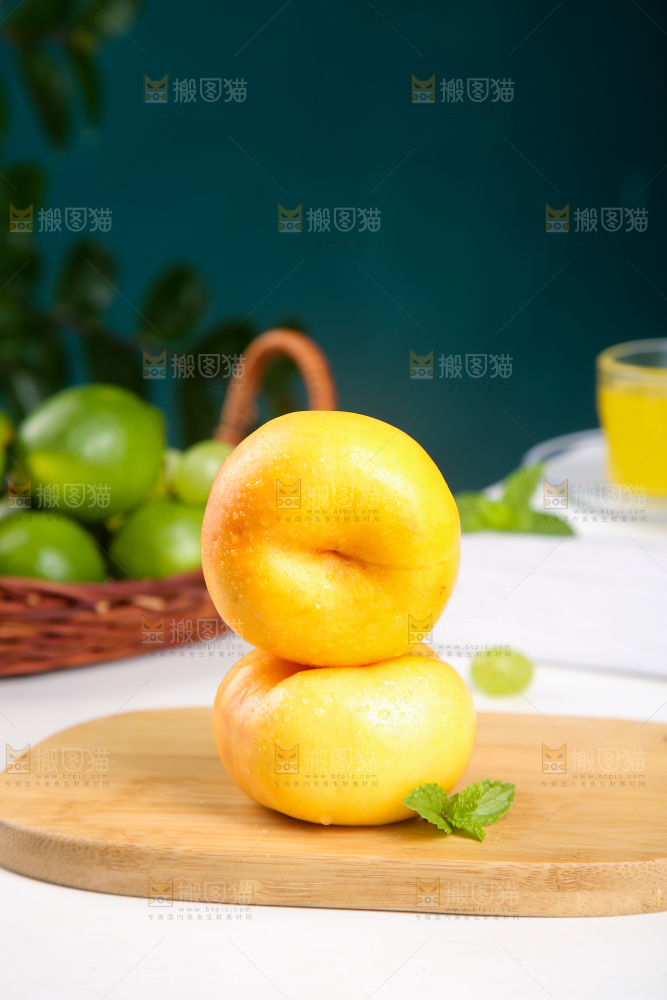 木板上放着山东黄金蟠桃