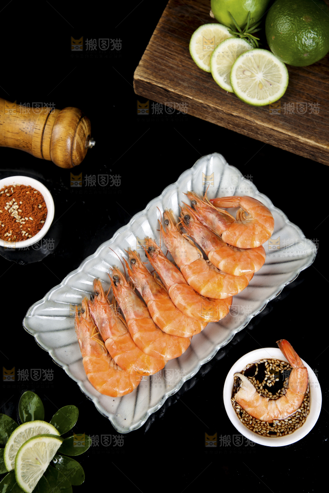 盘子里装着白灼大虾