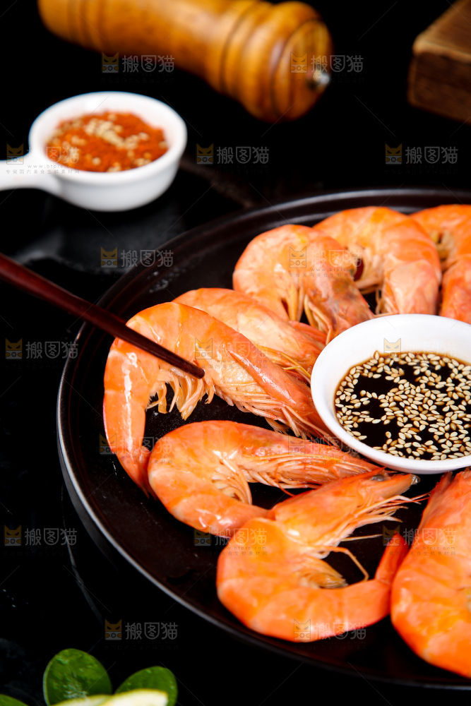 筷子上夹着白灼对虾