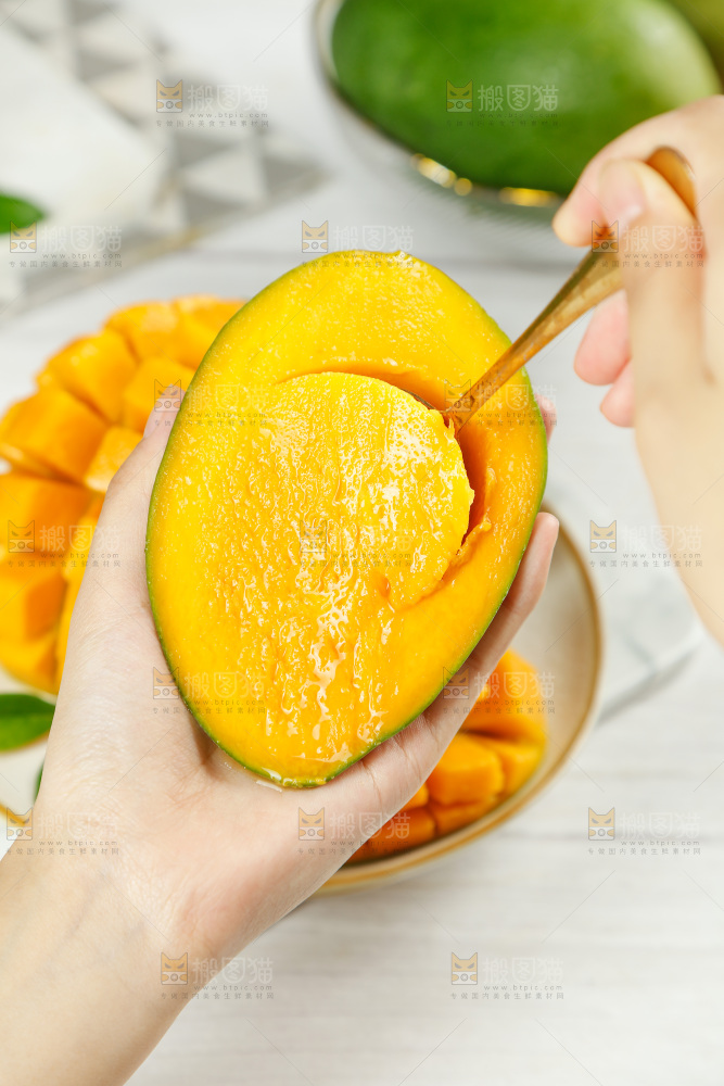 勺子上舀着凯特芒果果肉