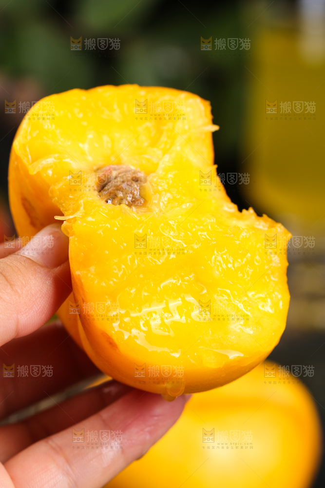 手上拿着的黄蟠桃
