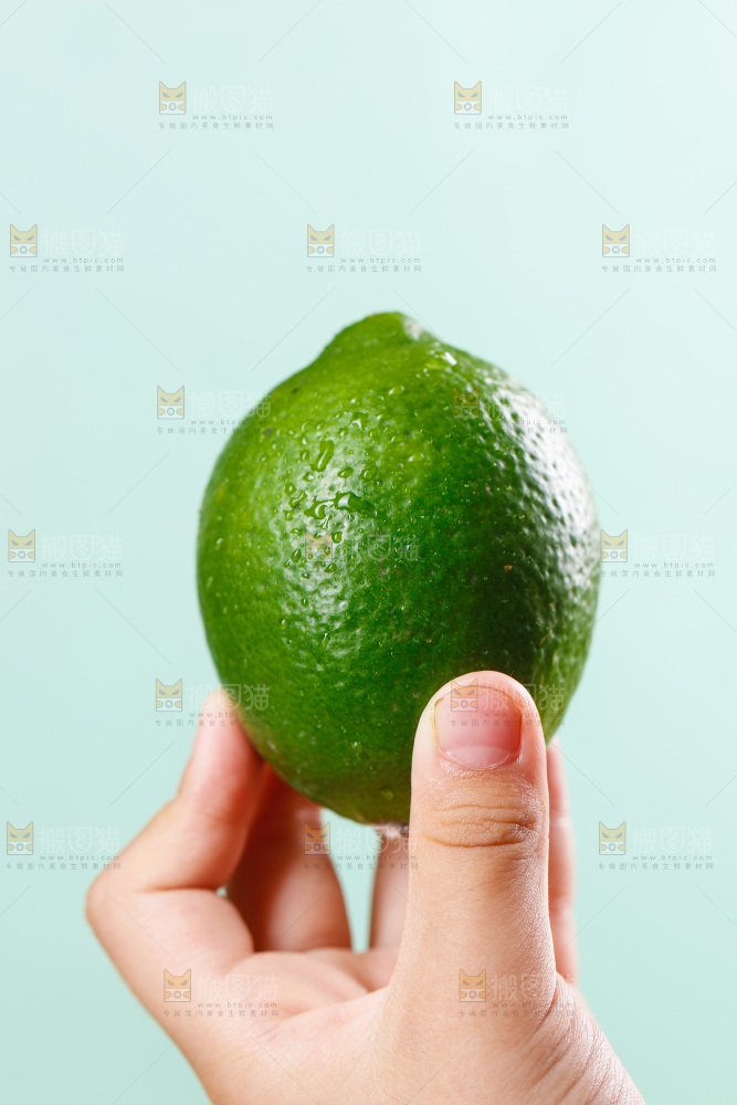 手上拿着青柠檬
