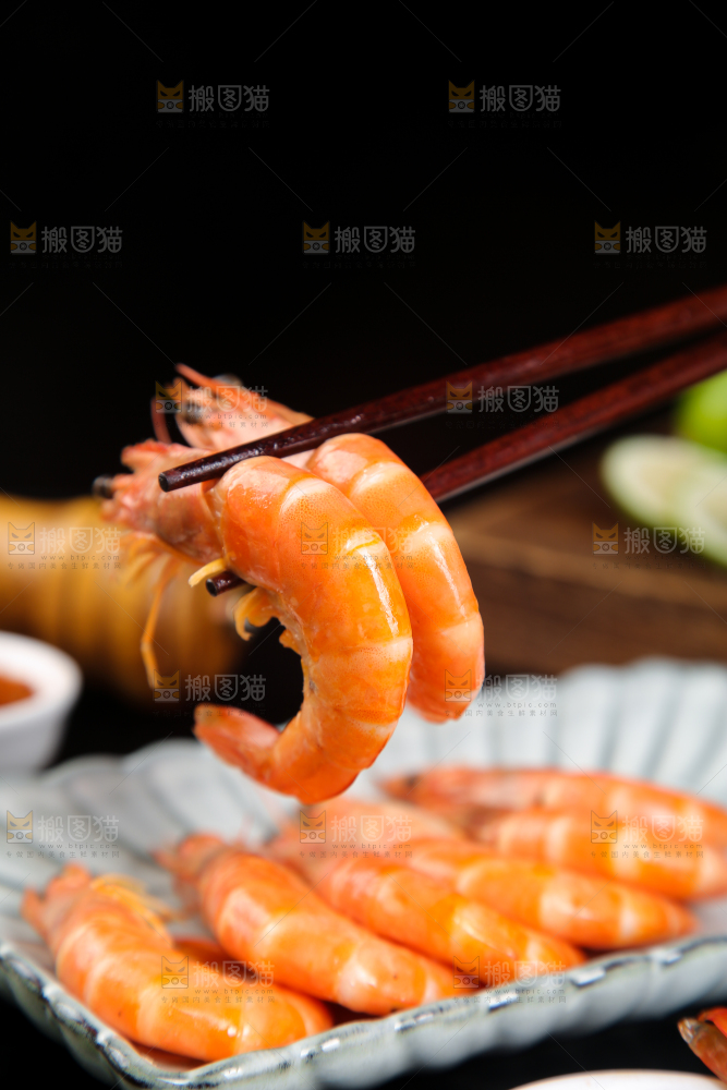 筷子上夹着白灼对虾