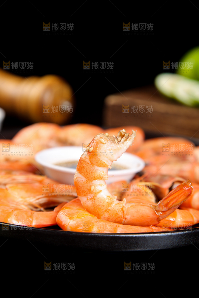 盘子里装着清蒸大虾
